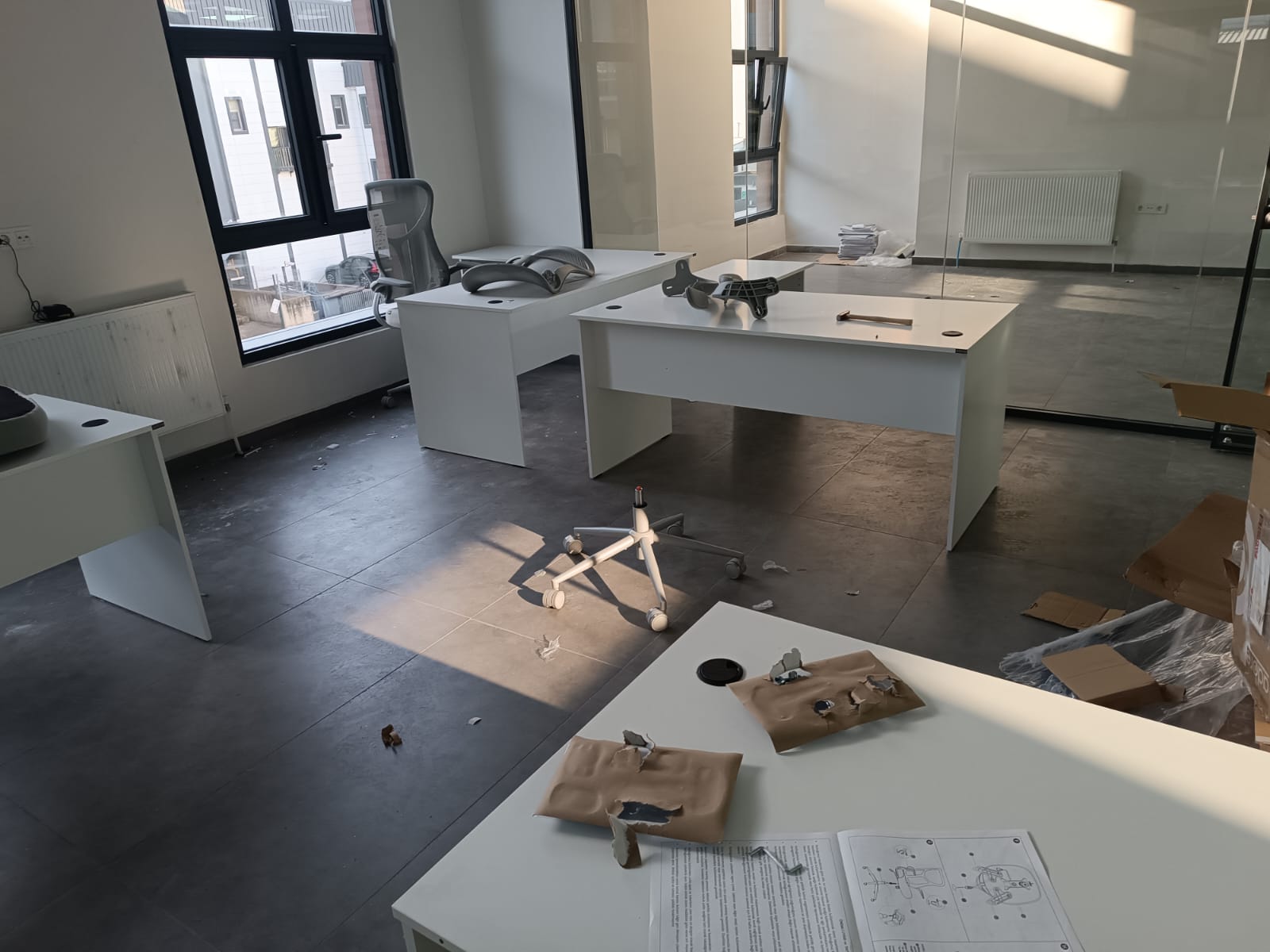 Ofis Masa Montajı fotoğrafı